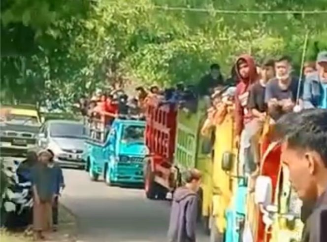 
Breaking News: Ratusan Warga Geger Naik Truk Menuju Bangkalan