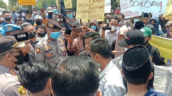 
Demo Kejari Bangkalan, Masyarakat Geger Minta Kasus Asusila di Buju’ Geger Segera di-P21