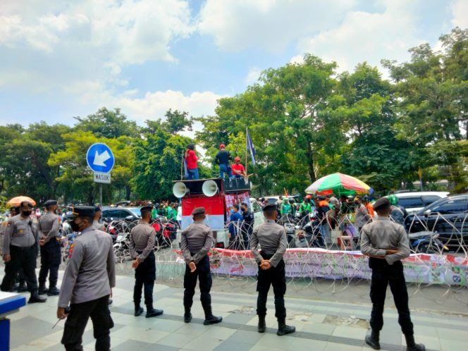 
Ribuan Ojol di Surabaya Demo Soal Tarif di Kantor Dishub Jatim