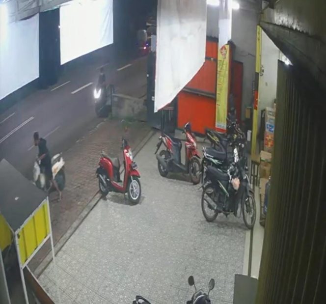 
Aksi Dua Orang Gasak Sepeda Motor di Sidoarjo Terekam CCTV