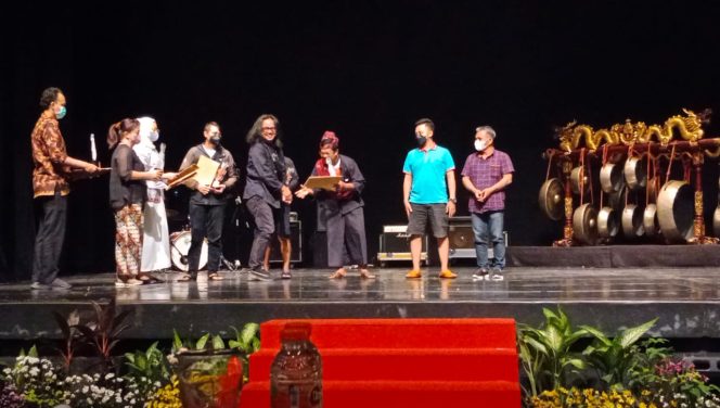 
Wakili Bangkalan, Sanggar Tarara Raih 4 Kategori Penghargaan di Festival Musik Jatim 2022