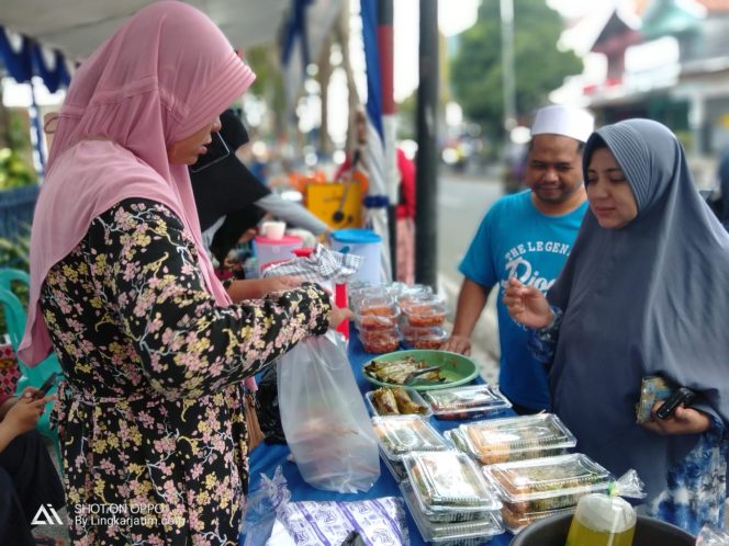
Gandeng Pelaku Usaha Mikro, Bank Sampang Gelar Bazar Takjil Ramadhan