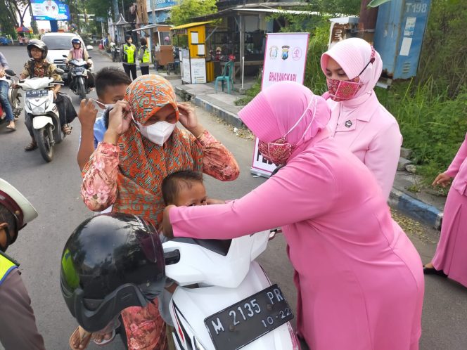 
Peduli Sesama, Bhayangkari Sampang Bagikan Ratusan Takjil dan Masker