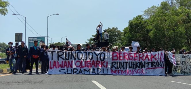 
Breaking News: Ratusan Mahasiswa Blokade Suramadu