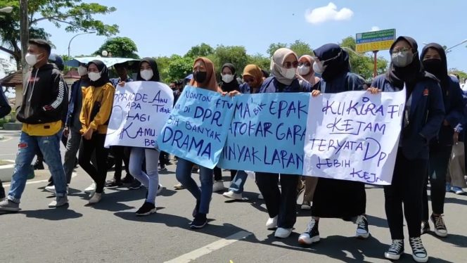 
Ratusan Mahasiswa di Pamekasan Demo Tolak Wacana Presiden 3 Periode