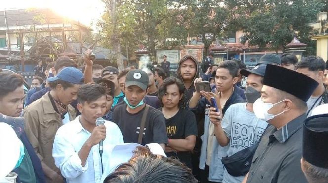 
Tuntutan Disetujui, Aksi Mahasiswa di Bangkalan Akhirnya Membubarkan Diri