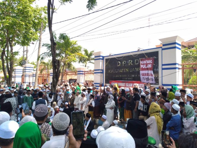 
Tolak Wacana Perpanjangan Jabatan Presiden 3 Periode, Dua Ormas Islam di Sampang Kepung Kantor DPRD
