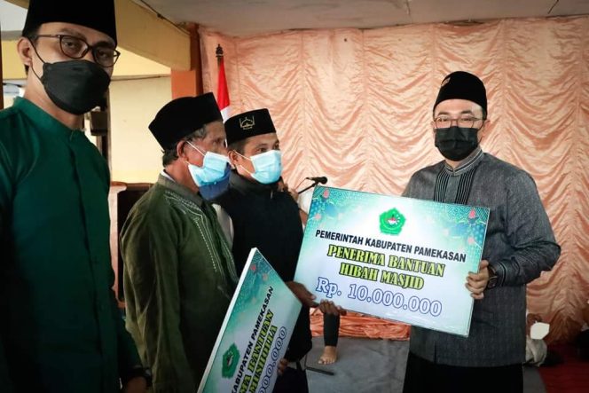 
Safari Ramadhan Perdana, Bupati Salurkan Bantuan Khusus Masjid di Dua Kecamatan