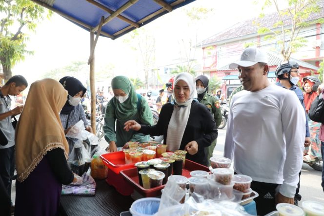 
Kendarai Mobil Klasik, Bupati Sampang Borong Aneka Takjil Untuk Dibagikan