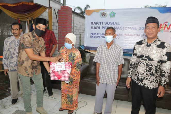 
PWI Sidoarjo Bagikan Ratusan Paket Sembako Gratis untuk Tiga Desa di Balongbendo