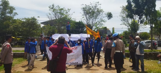 
Puluhan Mahasiswa  UTM Geruduk Kantor DPRD Bangkalan