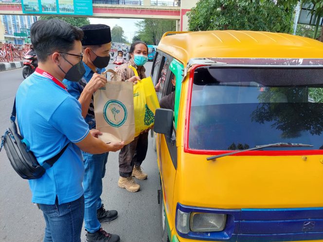 
PWI Sidoarjo dan Alfamart Bagikan Sembako ke Sopir Angkot