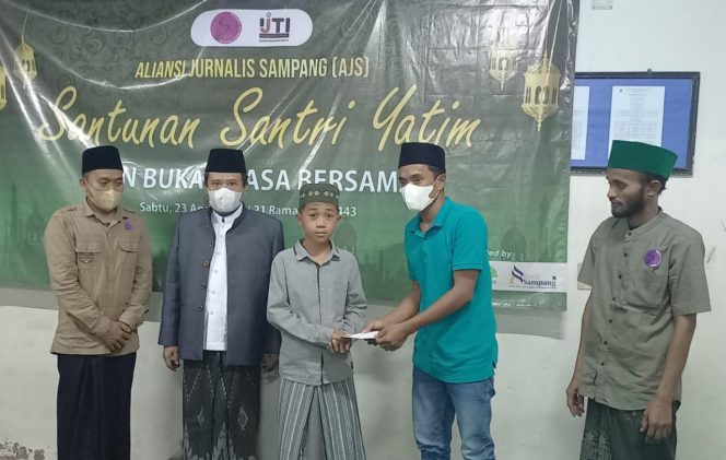 
Gandeng Bank Sampang Dan PT Sejahtera Jaya Alim Mix, Aliansi Jurnalis Sampang Santuni Santri Yatim