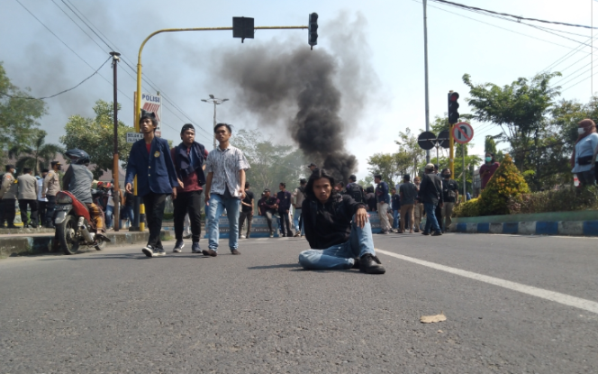 
Usai Ricuh di Gedung DPRD, Aksi Mahasiswa Blokade Jalan Soekarno Hatta