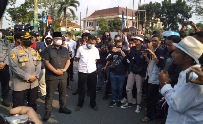 
Terkait Kericuhan Peserta Aksi dengan Polisi di Gedung DPRD, Berikut Tanggapan Ketua DPRD Bangkalan