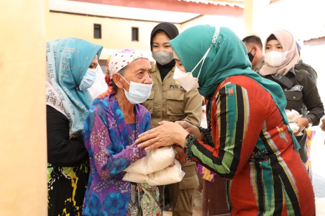 
Ramadhan Berbagi, Ketua PKK Sampang Sambangi Pulau Mandangin