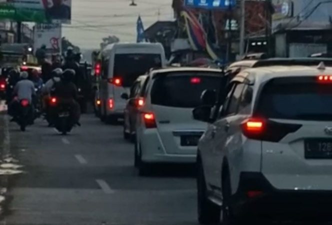 
Banyak Pengendara Nyerobot, Jalan Raya Blega Macet Hingga 7 Kilometer