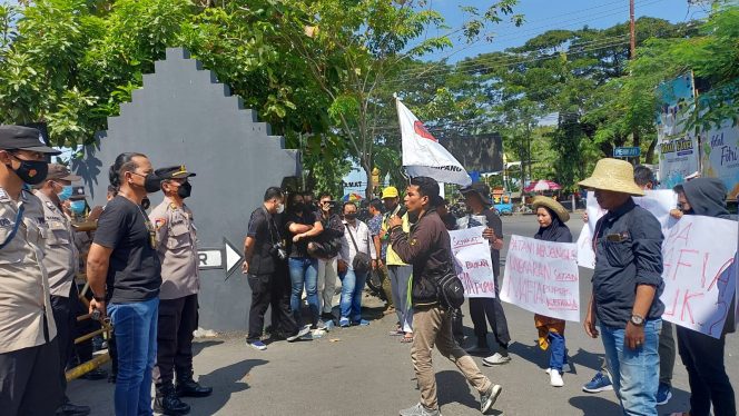 
Dukung Pengungkapan Mafia Pupuk Bersubsidi, Polres Sampang Didemo