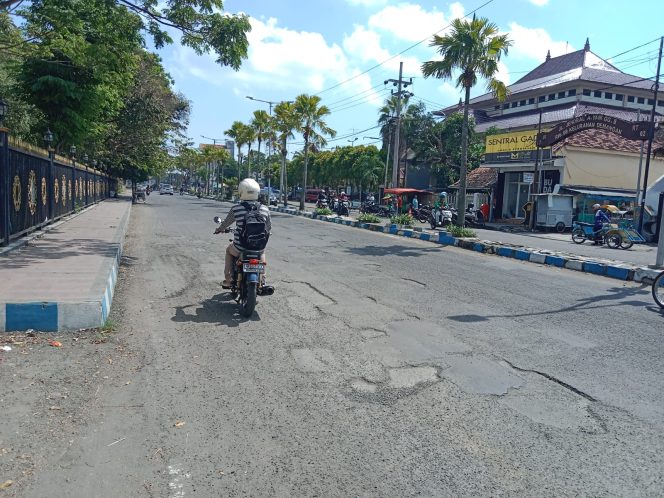 
Perbaikan Ruas Jalan Protokol di Bangkalan Masih Tahap Lelang