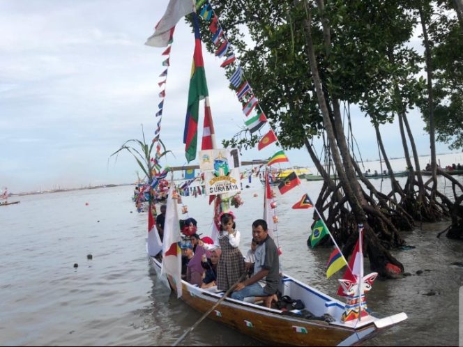 
Meriahkan Lebaran Ketupat, Masyarakat Pesisir Desa Tajungan Adakan Lomba Hias Perahu Nelayan