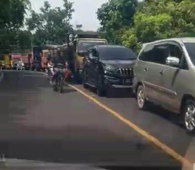 
Breakingnews, Terjadi Kemacetan Panjang di Daerah Galis Arah Menuju Surabaya