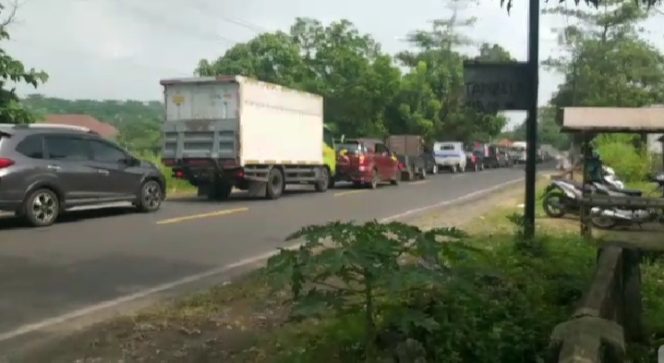 
Breakingnews, Kemacetan terjadi di sepanjang jalan Tanah Merah Bangkalan