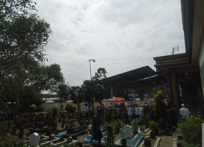 
Menjelang Pemakaman RKH Fahri Aschal, Cuaca Mendung Bersahabat