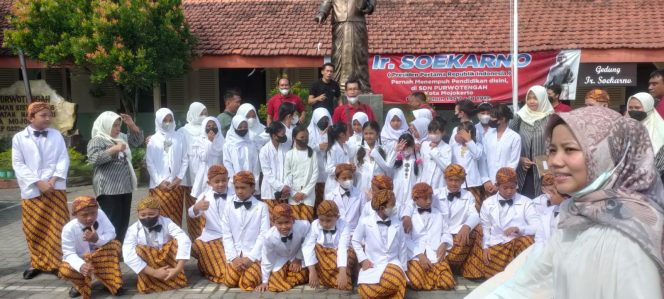 
Tour Kota Mojokerto, Peserta Rakerwil AMSI Jatim Kunjungi Sekolah Soekarno