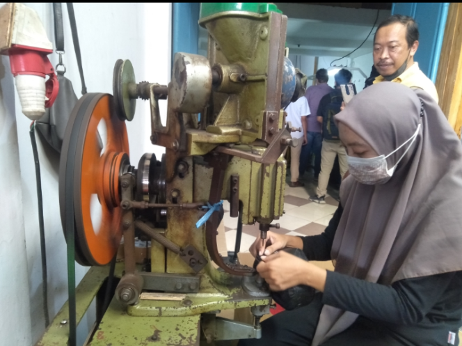 
Setelah Mengunjungi Sekolah Soekarno, Peserta Rakerwil AMSI Jatim Lanjut Mengunjungi UMKM Produksi Sepatu