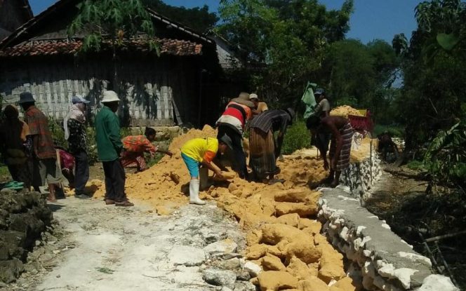 
Kades Banjer Talela Bangun Jalan Baru Pakai Dana Pribadi