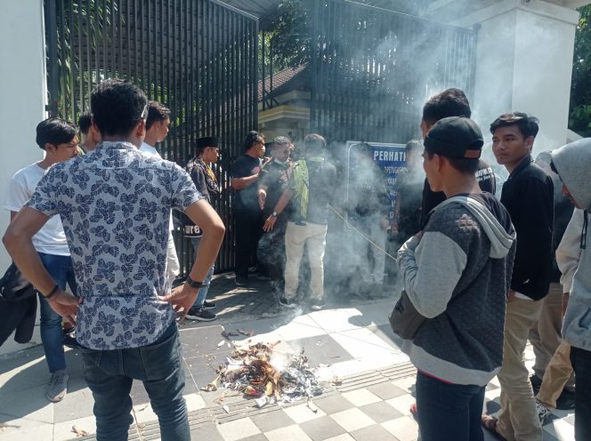 
Aliansi LSM Sebut Kejati Jatim Lalai Jalankan Tugas