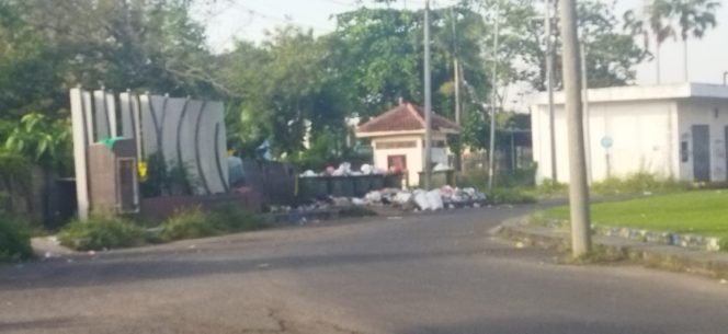 
Tumpukan Sampah Berserakan di Samping Pintu Masuk TRK, Kadis Lingkungan Hidup : Masyarakat Tidak Sadar