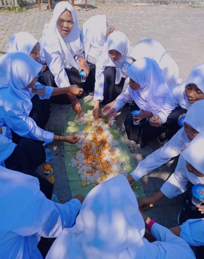 
Hari Terakhir Matsama Lembaga Pendidikan Al-Miftah Ditutup dengan Makan Bersama Beralaskan Daun Pisang