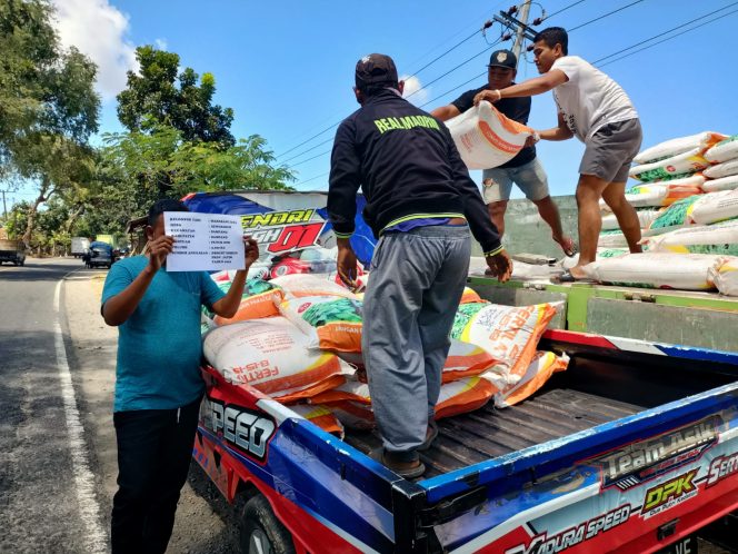 
Tak Biasa, Distribusi Ratusan Ton Pupuk Bantuan Di Sampang Berlangsung Diluar Gudang Penyimpanan