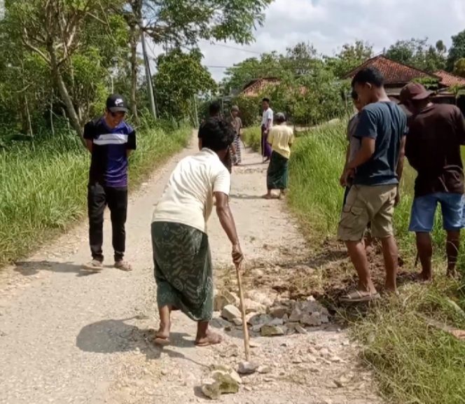 
Pemuda Desa Klapayan Swadaya Perbaiki Jalan Rusak