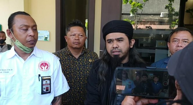 
Padepokannya Ditutup Warga, Gus Samsudin Laporkan Pesulap Merah ke Polda Jatim 