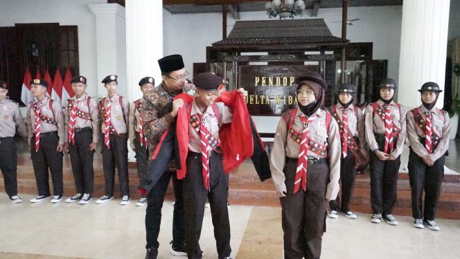 
Bupati Sidoarjo Lepas 16 Penggalang Terpilih ke Jambore Nasional XI Cibubur