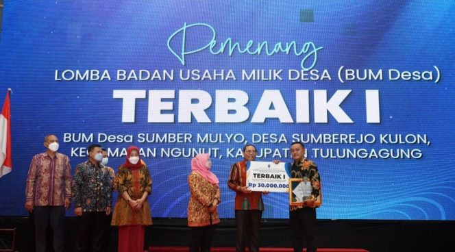 
Peguatan Ekonomi Desa, Bumdesa Sumber Mulyo Tulungagung Juara Pertama Bumdesa Jatim 2022