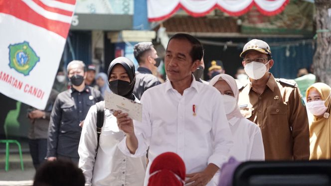 
Presiden Jokowi Bagikan Bansos ke Pedagang Pasar Larangan Sidoarjo