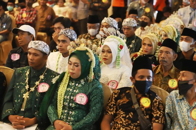 
Ratusan Pasangan Nikah Massal dengan Lontong Balap dan Lontong Kupang Ala Surabaya