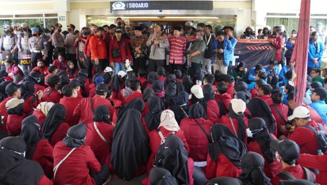 
Ratusan Mahasiswa Sidoarjo Demo DPRD Tolak Kenaikan Harga BBM