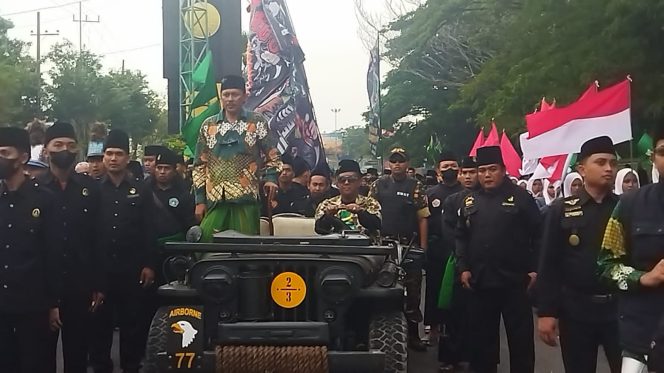 
Konfercab PCNU Bangkalan Diawali Dengan Kirab Pataka Mengelilingi Alun-alun