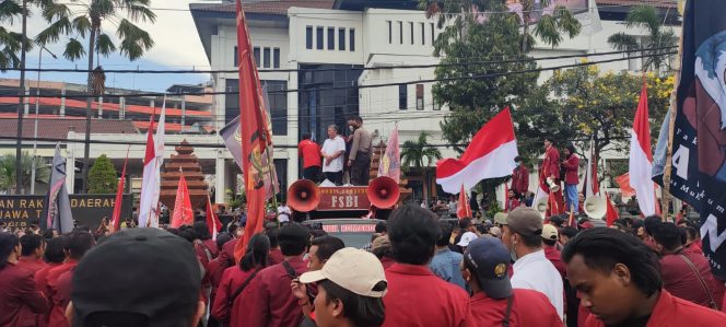 
Buruh se- Jatim Mulai Padati Surabaya Gelar Aksi Demo Tolak Kenaikan BBM