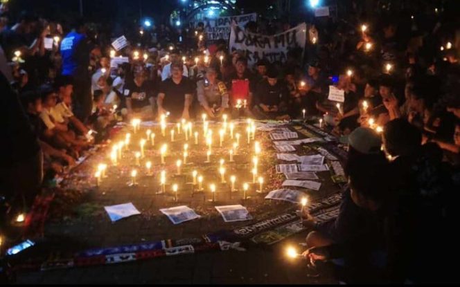 
Ratusan Kaconk Mania Bangkalan Nyalakan Lilin dan Doa Bersama untuk Korban Tragedi Kanjuruhan