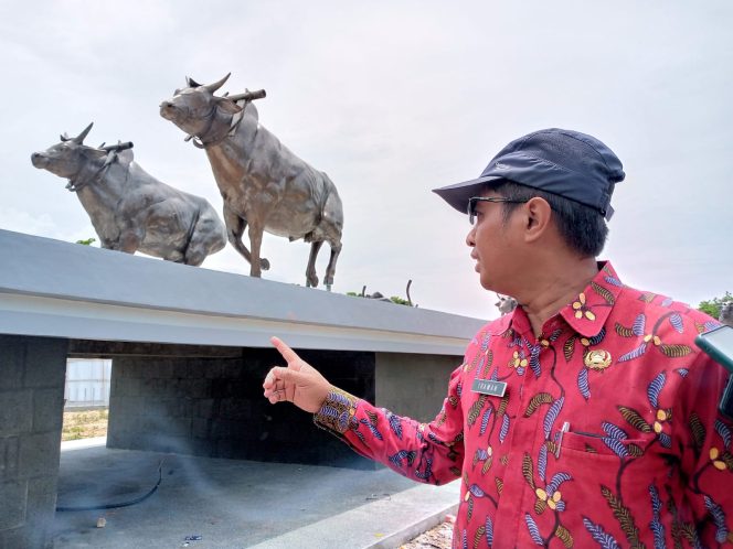 
Patung Karapan Sapi Seharga 3,3 M Mulai Hiasi Taman Trunojoyo Sampang