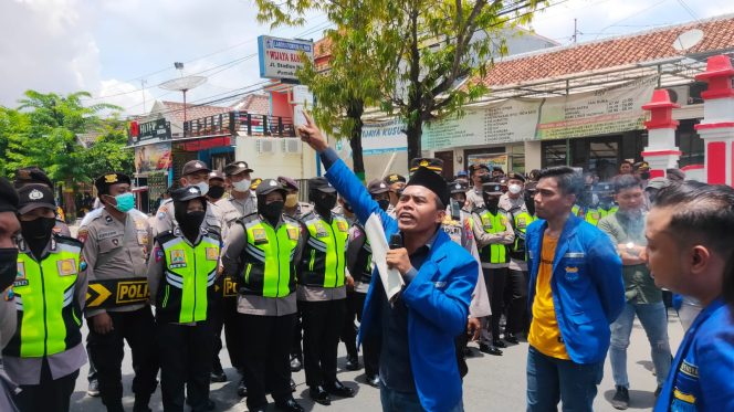 
Terkait Tragedi Kanjuruhan, Kapolres Pamekasan Menolak Diskusi dengan Massa Aksi PMII