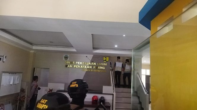 
Tidak Hanya Gedung DPRD, Hari Kedua KPK Juga Geledah Gedung Dinas PUPR Bangkalan