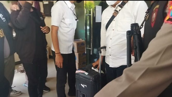 
Geledah Kantor Dinas PUPR Bangkalan, KPK Membawa Satu Tas Berwarna Hitam dan Kardus