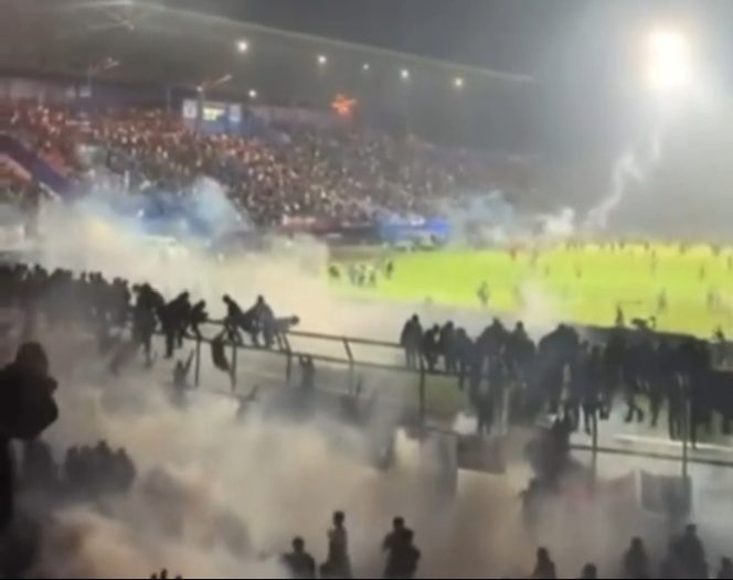 
Pertandingan Arema FC vs Persebaya Ricuh, Ratusan Orang Meninggal Dunia