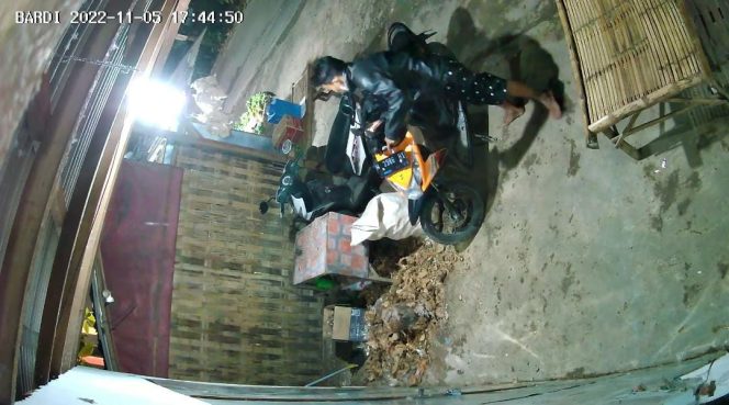 
Viral, Aksi Pencurian Sepeda Motor di Sebuah Warung di Kamal Terekam CCTV